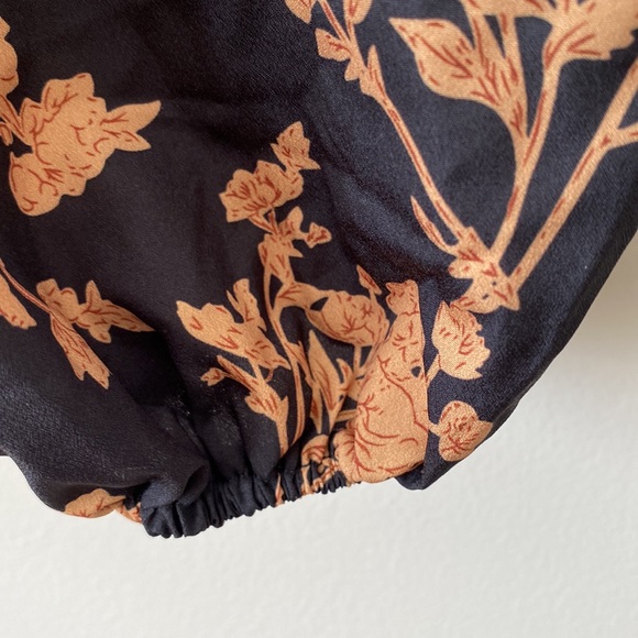 🌟Host Pick🌟SHEIN Surplice Neck Bishop Sleeve Floral Print Bodysuit - Picture 8 of 9